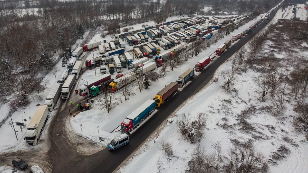 Když to nejde po silnici… Ukrajinci posílají kamiony přes zablokovanou hranici vlakem